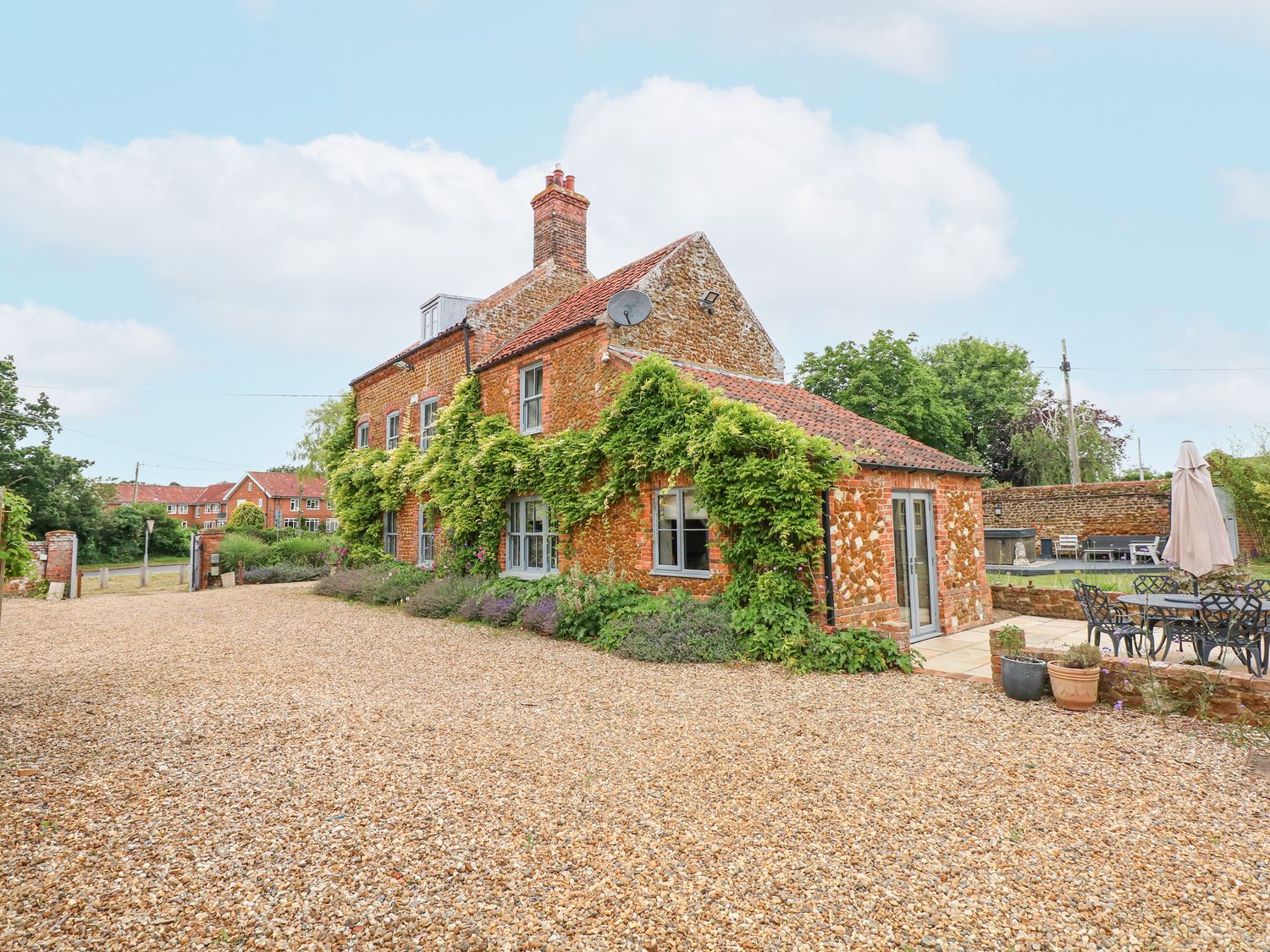 Malthouse Farm, Heacham, Norfolk. Hot tub. Open fire. Pet-friendly. Near amenities. Off-road parking