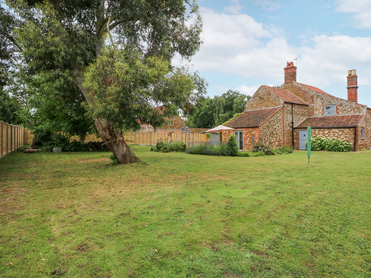 Malthouse Farm, Heacham, Norfolk. Hot tub. Open fire. Pet-friendly. Near amenities. Off-road parking