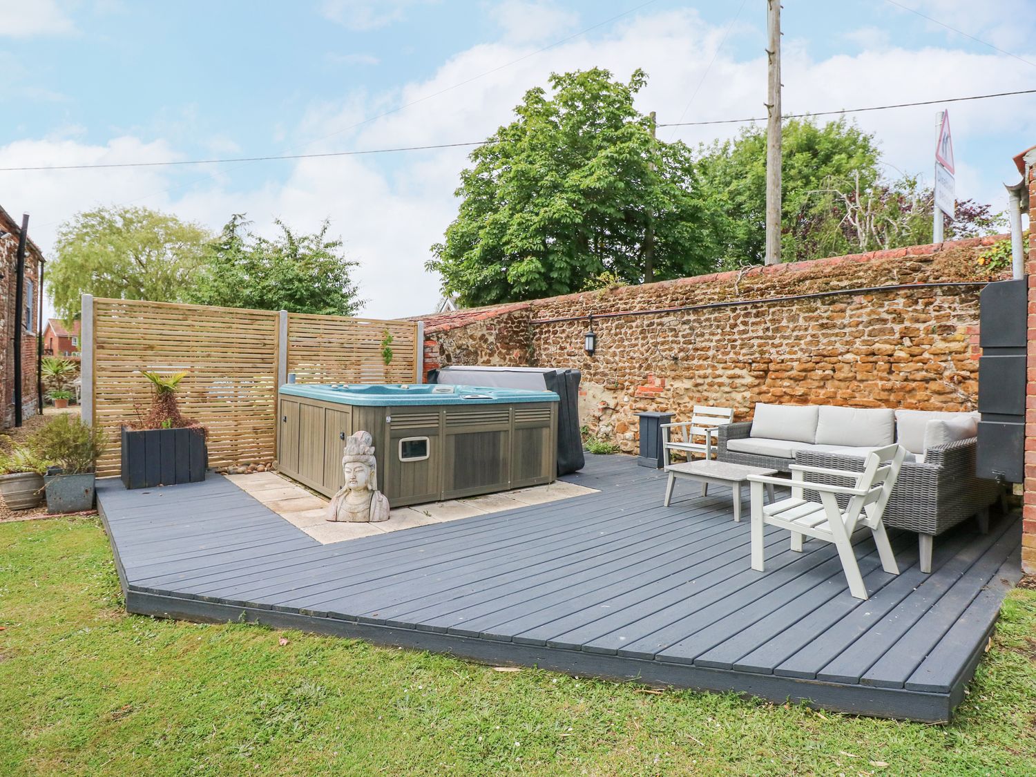 Malthouse Farm, Heacham, Norfolk. Hot tub. Open fire. Pet-friendly. Near amenities. Off-road parking