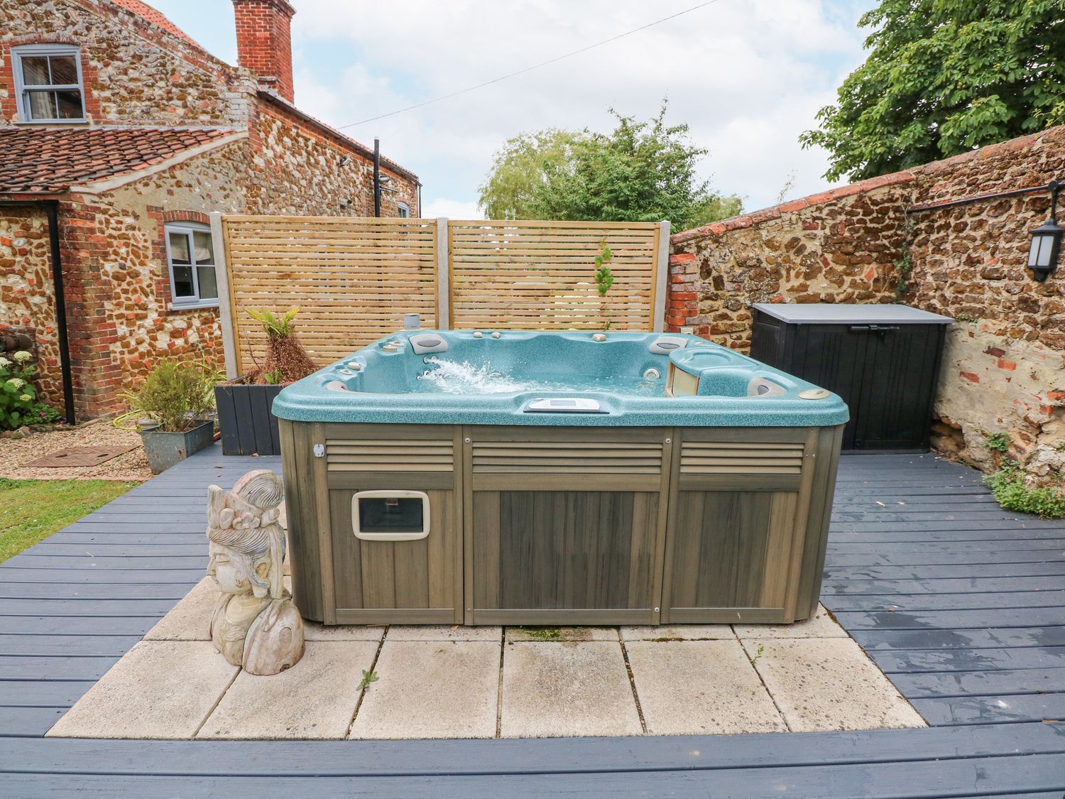 Malthouse Farm, Heacham, Norfolk. Hot tub. Open fire. Pet-friendly. Near amenities. Off-road parking