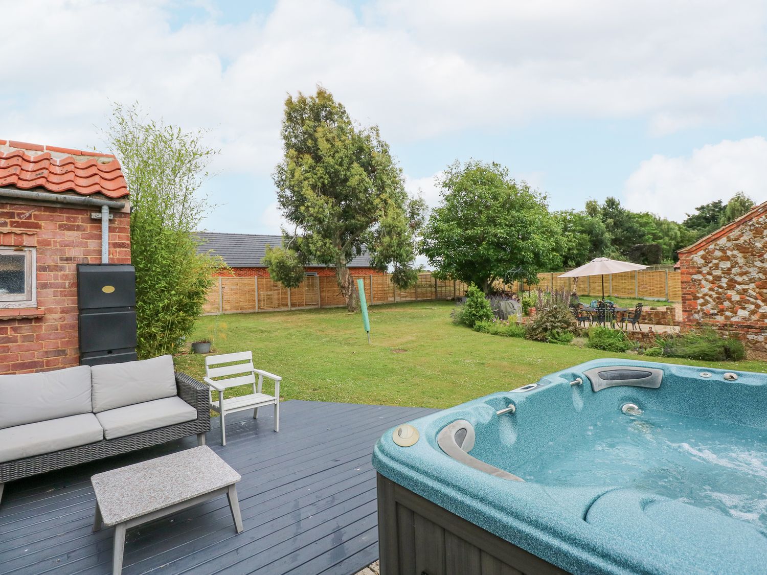 Malthouse Farm, Heacham, Norfolk. Hot tub. Open fire. Pet-friendly. Near amenities. Off-road parking