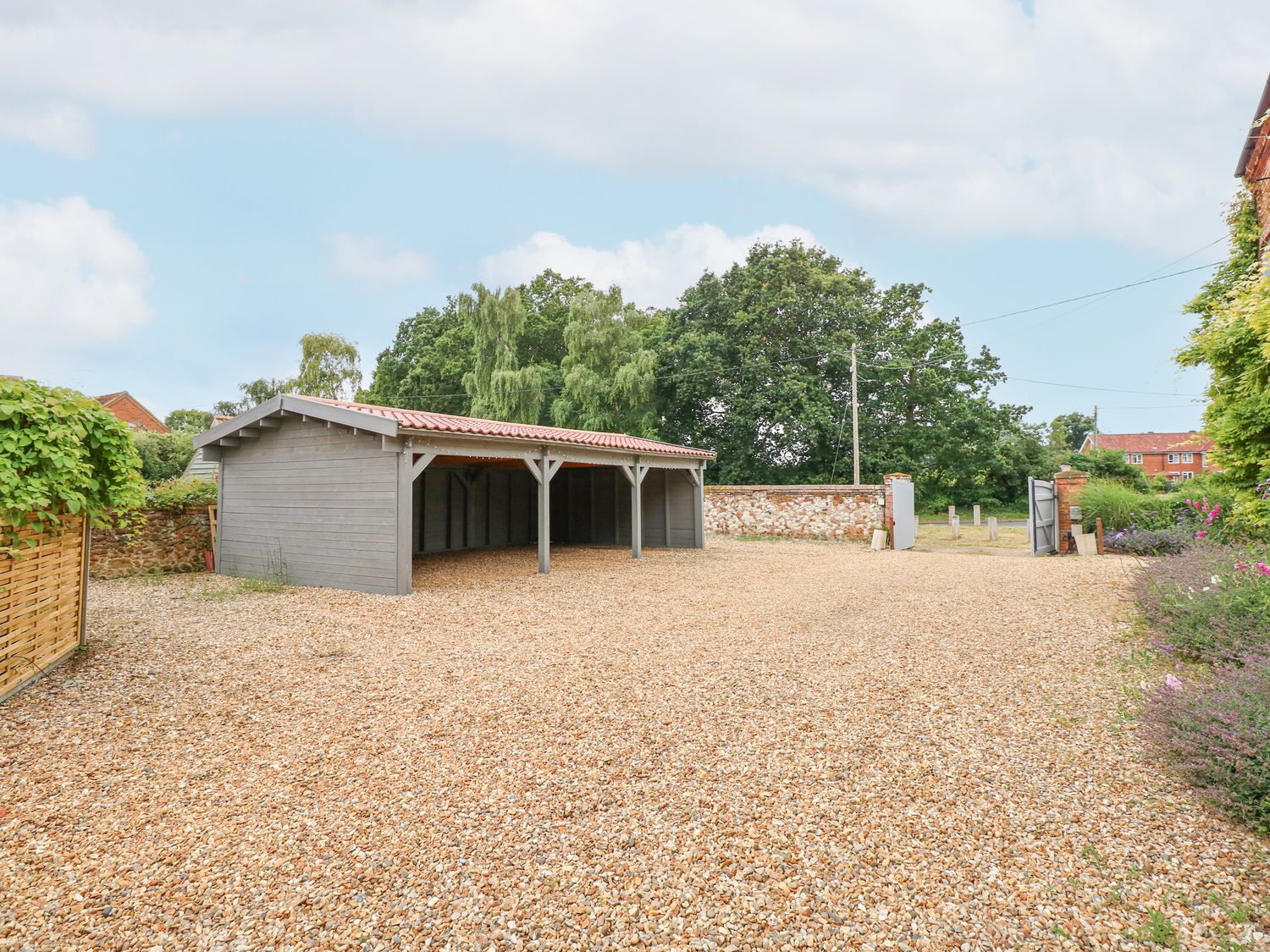 Malthouse Farm, Heacham, Norfolk. Hot tub. Open fire. Pet-friendly. Near amenities. Off-road parking