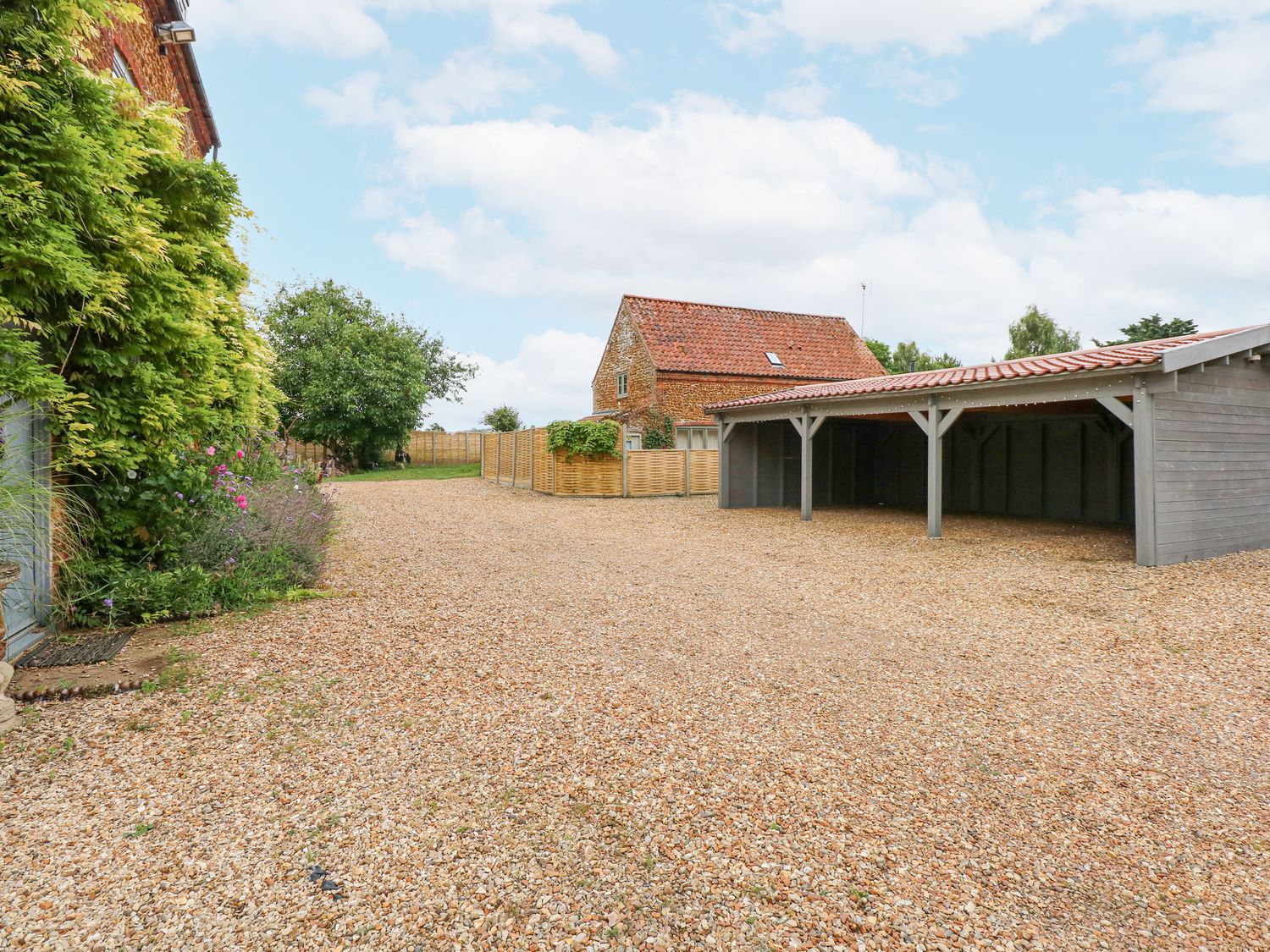 Malthouse Farm, Heacham, Norfolk. Hot tub. Open fire. Pet-friendly. Near amenities. Off-road parking