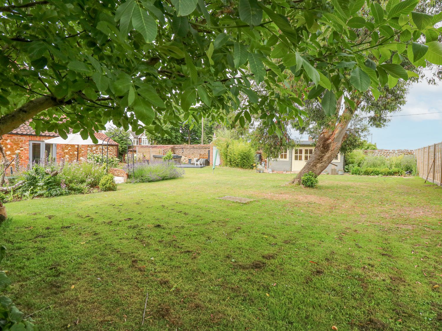 Malthouse Farm, Heacham, Norfolk. Hot tub. Open fire. Pet-friendly. Near amenities. Off-road parking