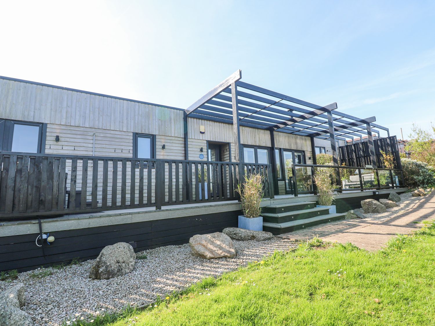 Bay View in Portreath, Cornwall. Single-storey. Sea views. Hot tub. Pet-friendly. On-site facilities