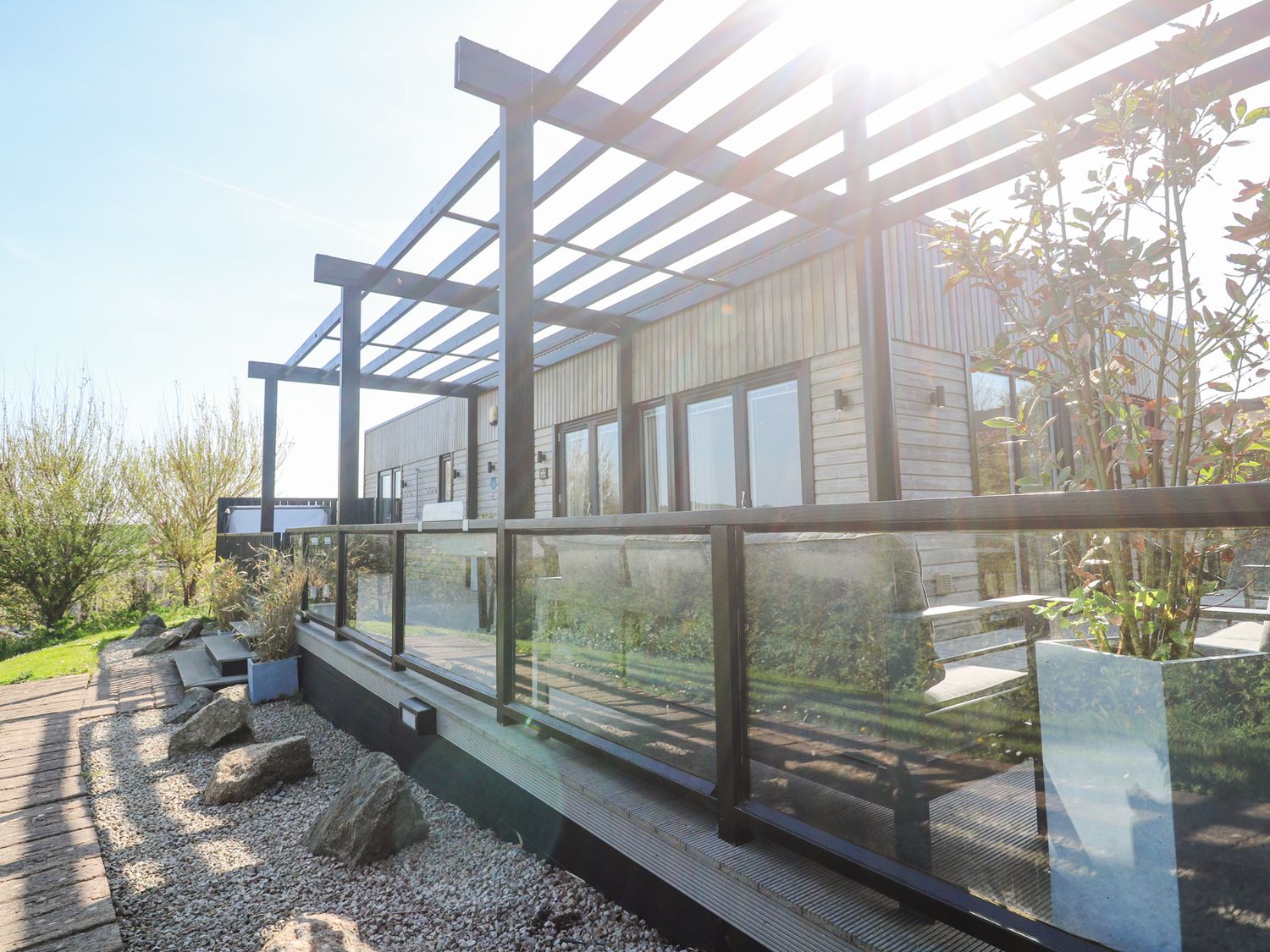 Bay View in Portreath, Cornwall. Single-storey. Sea views. Hot tub. Pet-friendly. On-site facilities