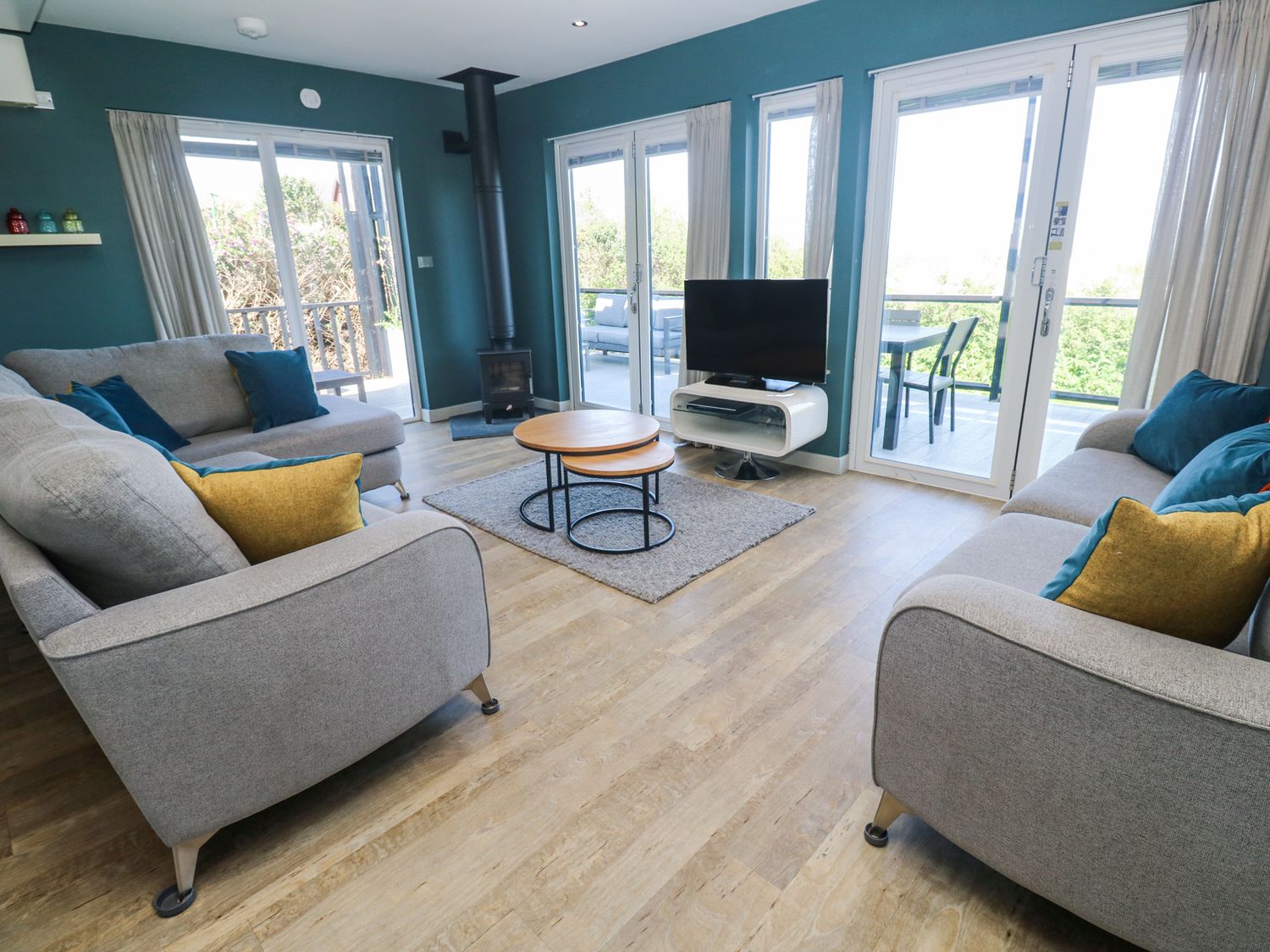 Bay View in Portreath, Cornwall. Single-storey. Sea views. Hot tub. Pet-friendly. On-site facilities