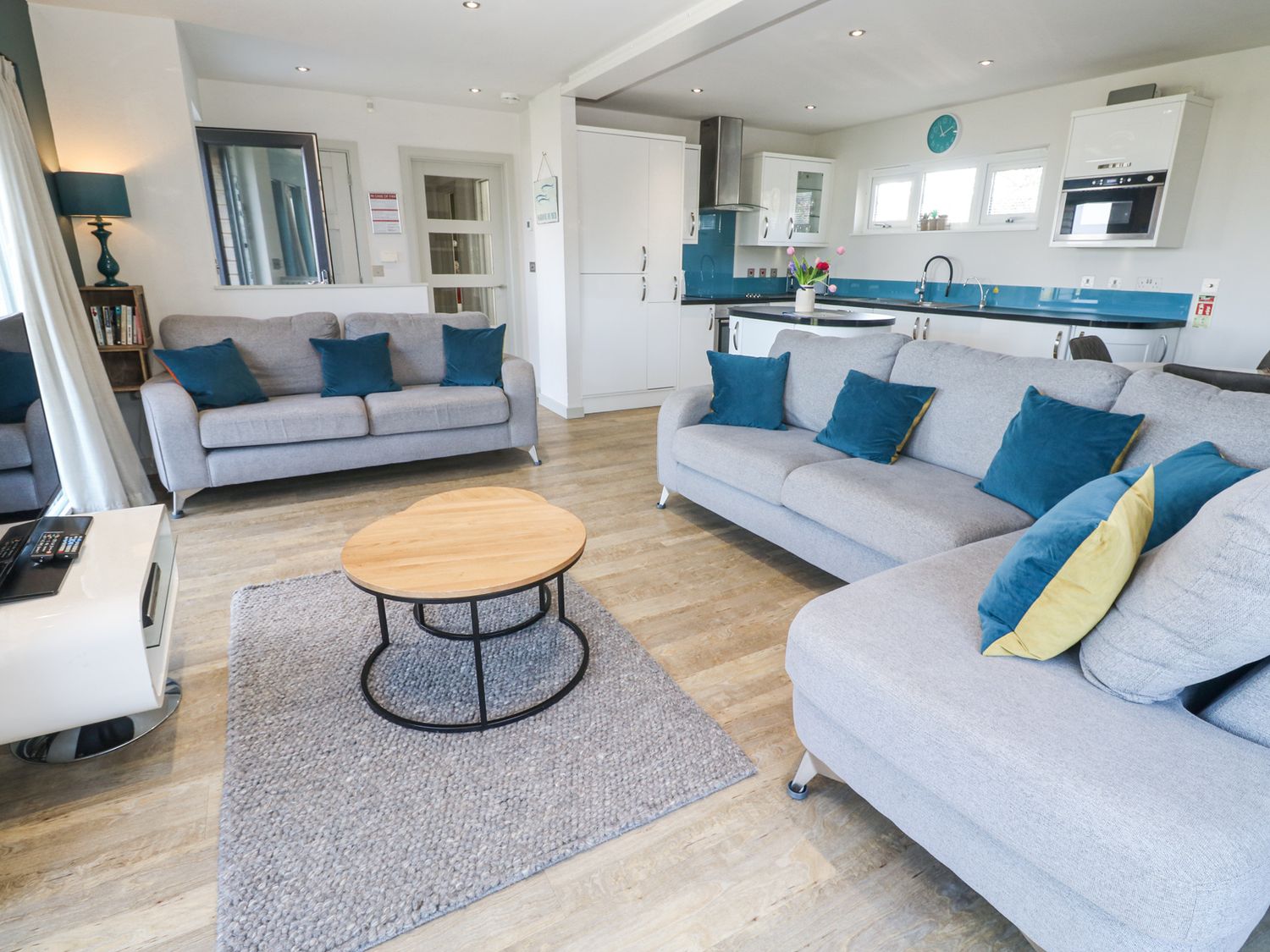 Bay View in Portreath, Cornwall. Single-storey. Sea views. Hot tub. Pet-friendly. On-site facilities