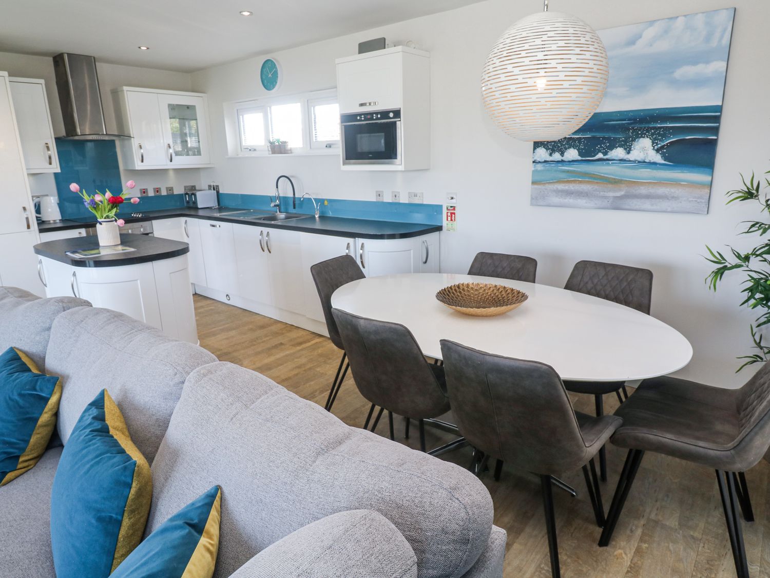 Bay View in Portreath, Cornwall. Single-storey. Sea views. Hot tub. Pet-friendly. On-site facilities