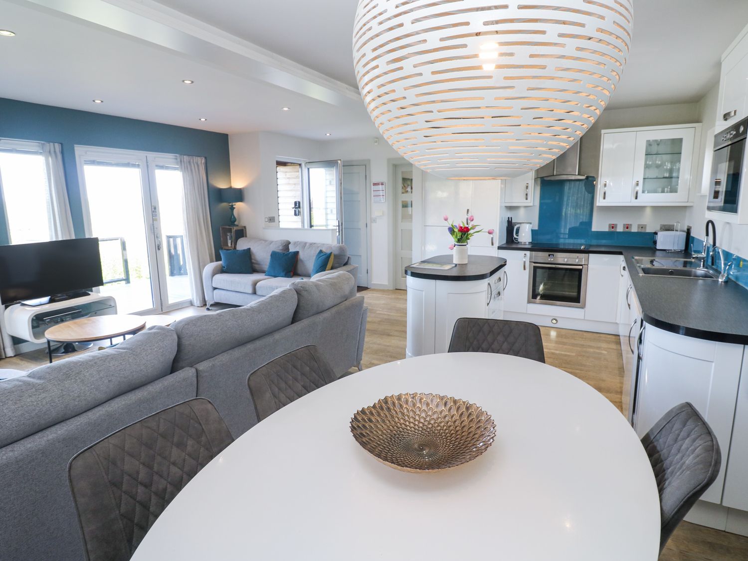 Bay View in Portreath, Cornwall. Single-storey. Sea views. Hot tub. Pet-friendly. On-site facilities