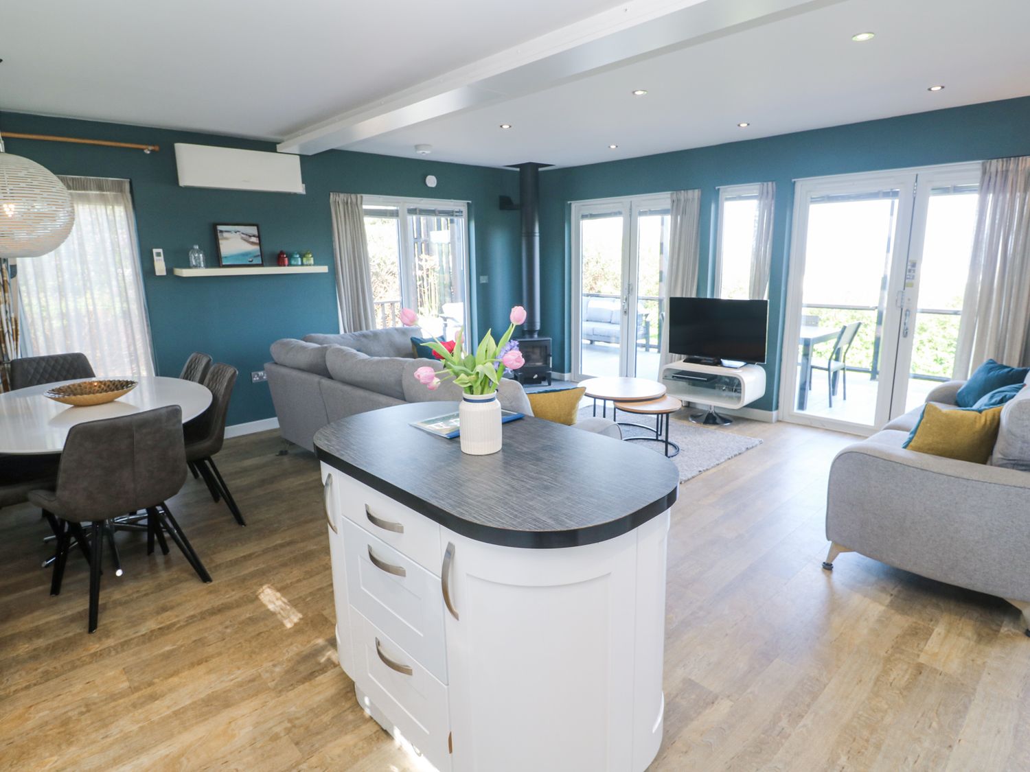 Bay View in Portreath, Cornwall. Single-storey. Sea views. Hot tub. Pet-friendly. On-site facilities