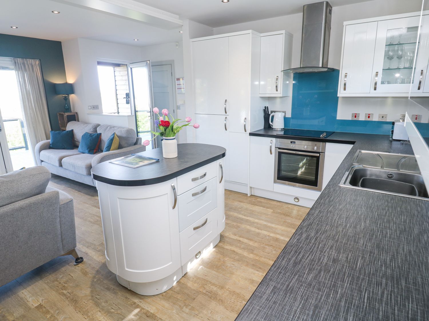 Bay View in Portreath, Cornwall. Single-storey. Sea views. Hot tub. Pet-friendly. On-site facilities