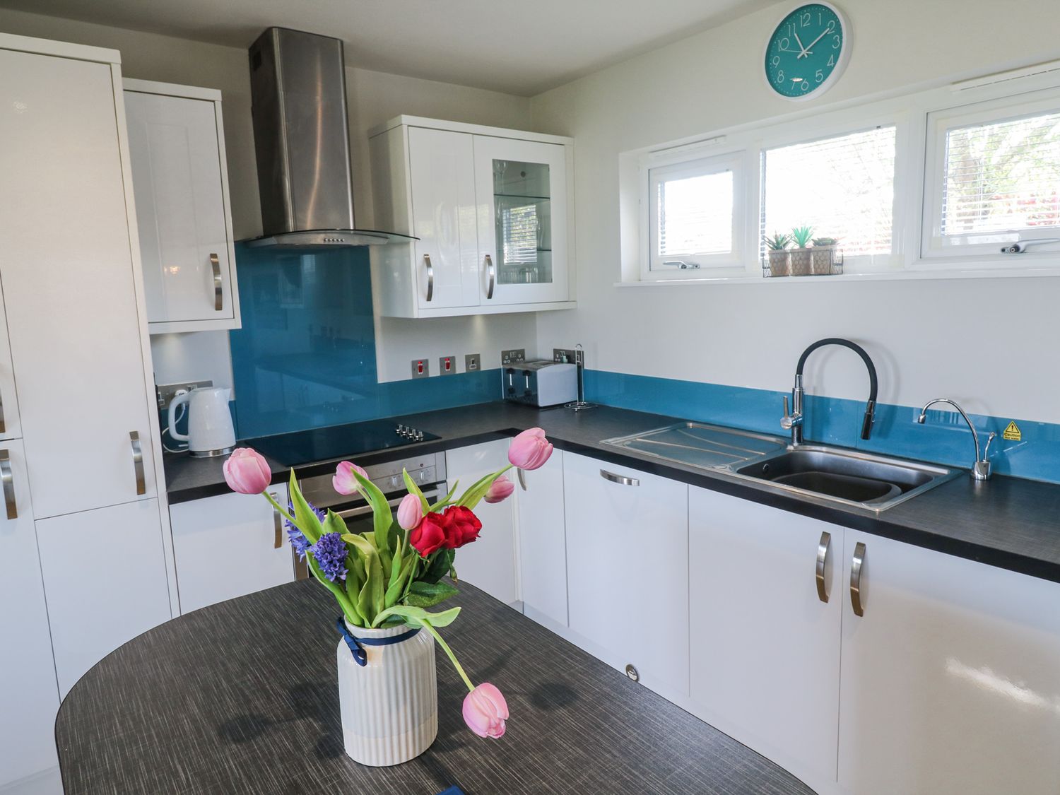 Bay View in Portreath, Cornwall. Single-storey. Sea views. Hot tub. Pet-friendly. On-site facilities
