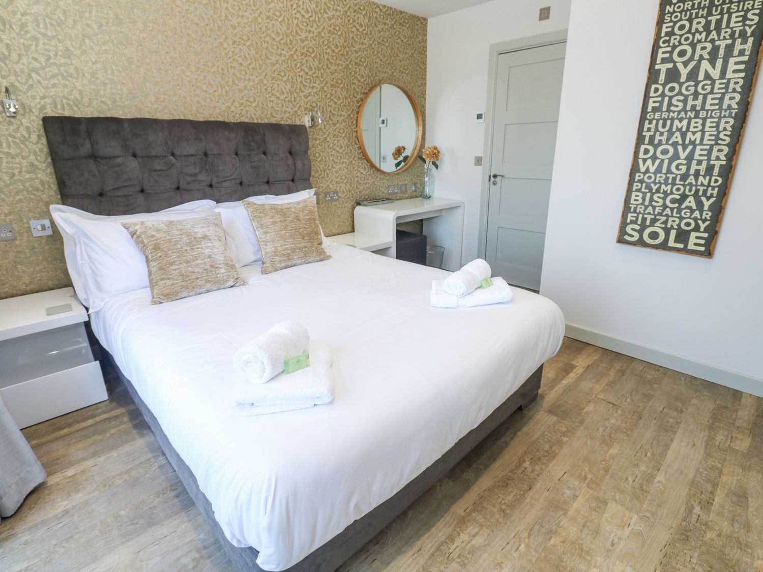 Bay View in Portreath, Cornwall. Single-storey. Sea views. Hot tub. Pet-friendly. On-site facilities