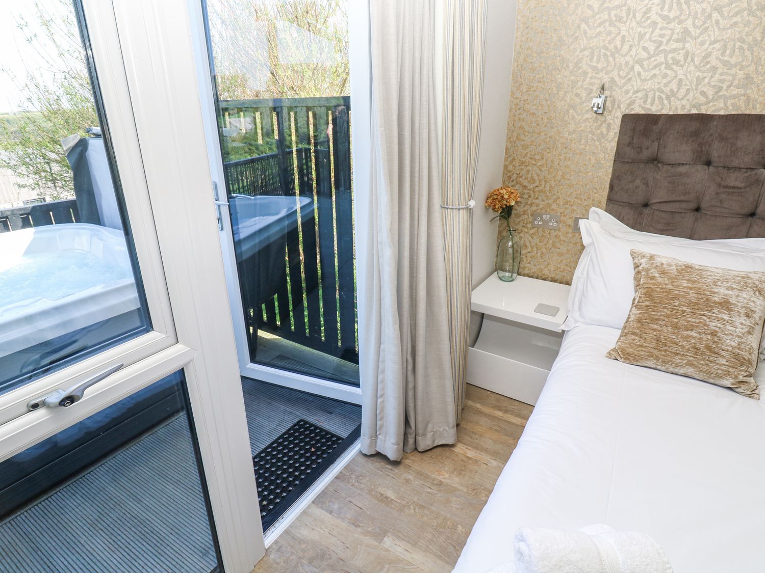 Bay View in Portreath, Cornwall. Single-storey. Sea views. Hot tub. Pet-friendly. On-site facilities