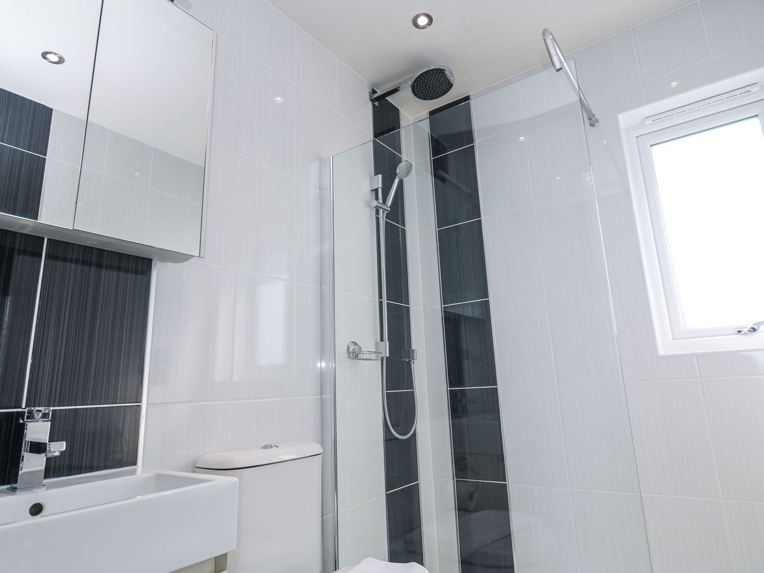 Bay View in Portreath, Cornwall. Single-storey. Sea views. Hot tub. Pet-friendly. On-site facilities