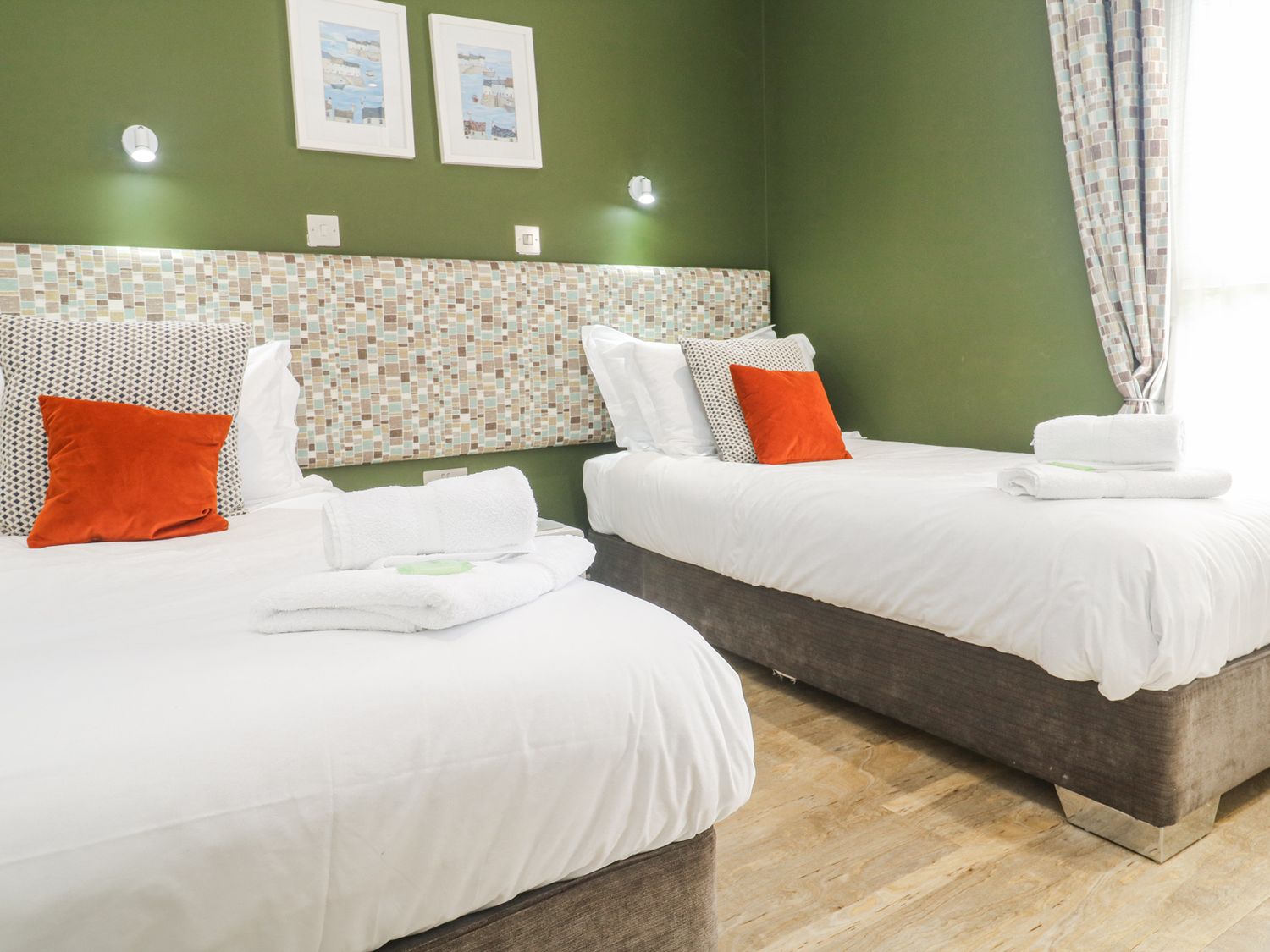 Bay View in Portreath, Cornwall. Single-storey. Sea views. Hot tub. Pet-friendly. On-site facilities