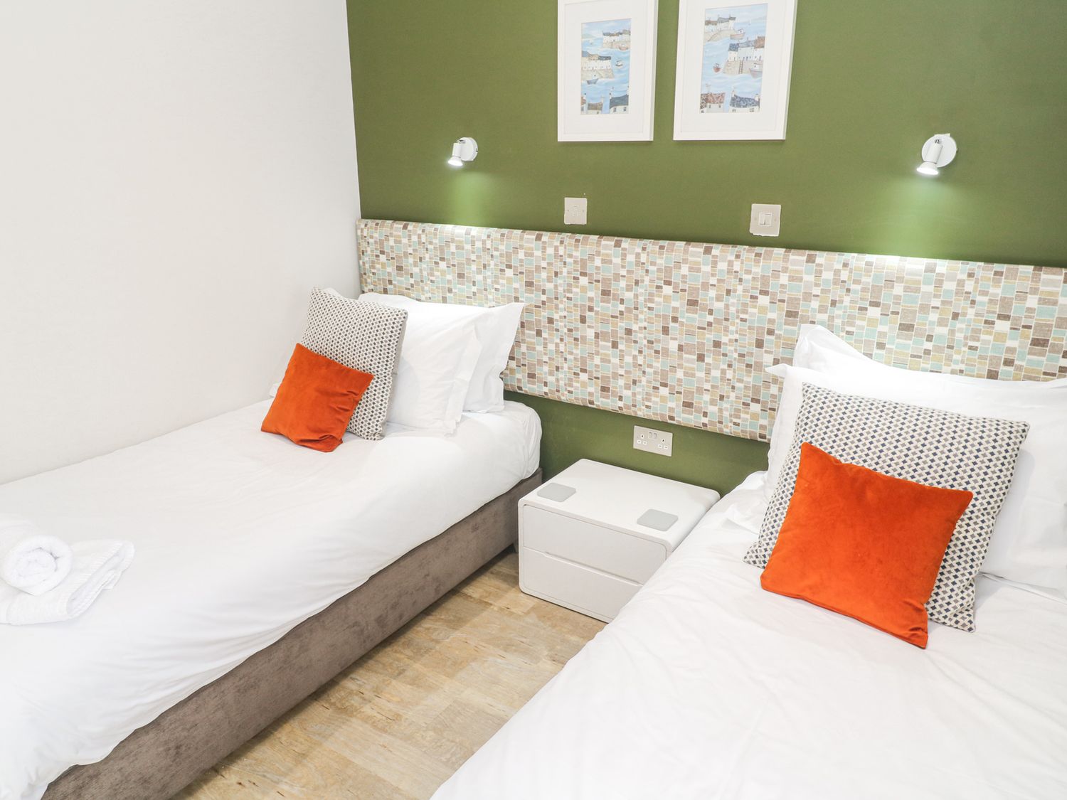 Bay View in Portreath, Cornwall. Single-storey. Sea views. Hot tub. Pet-friendly. On-site facilities