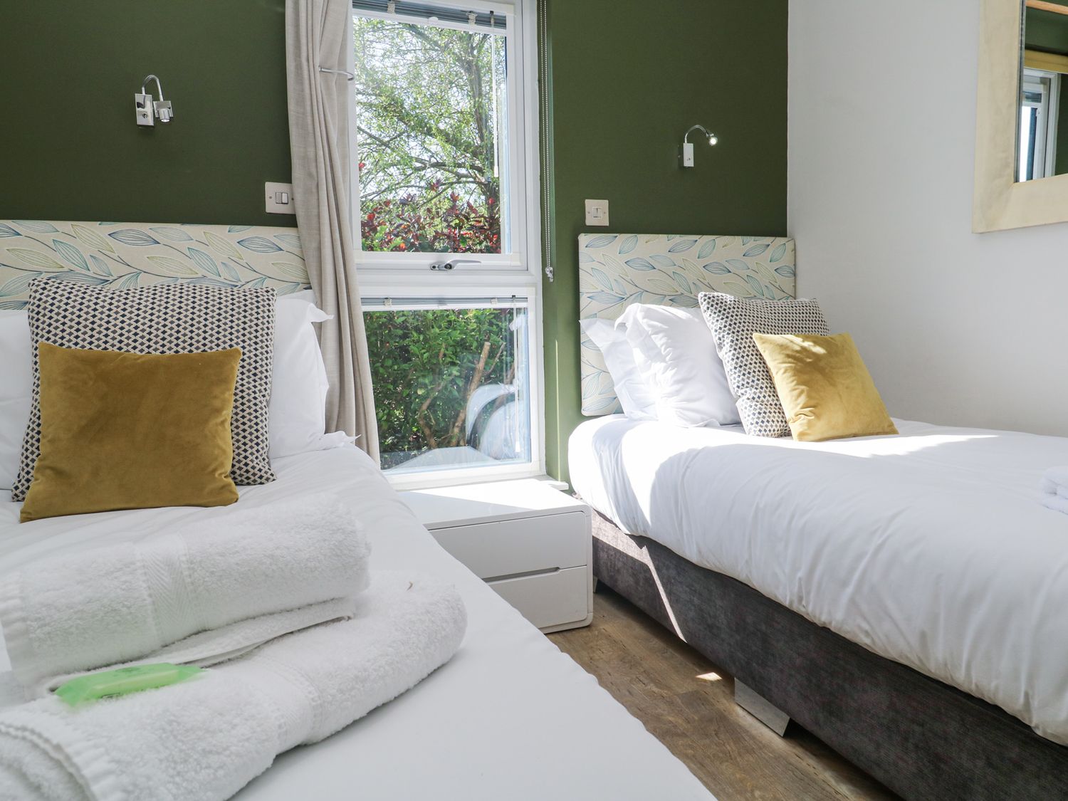 Bay View in Portreath, Cornwall. Single-storey. Sea views. Hot tub. Pet-friendly. On-site facilities