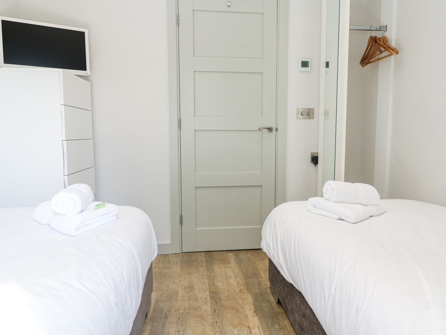 Bay View in Portreath, Cornwall. Single-storey. Sea views. Hot tub. Pet-friendly. On-site facilities