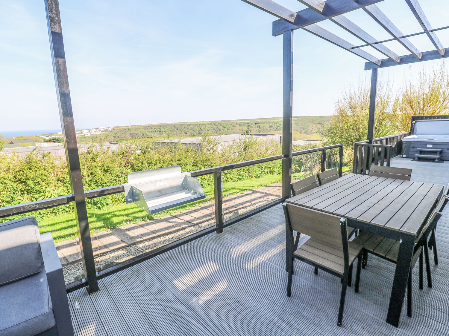 Bay View in Portreath, Cornwall. Single-storey. Sea views. Hot tub. Pet-friendly. On-site facilities
