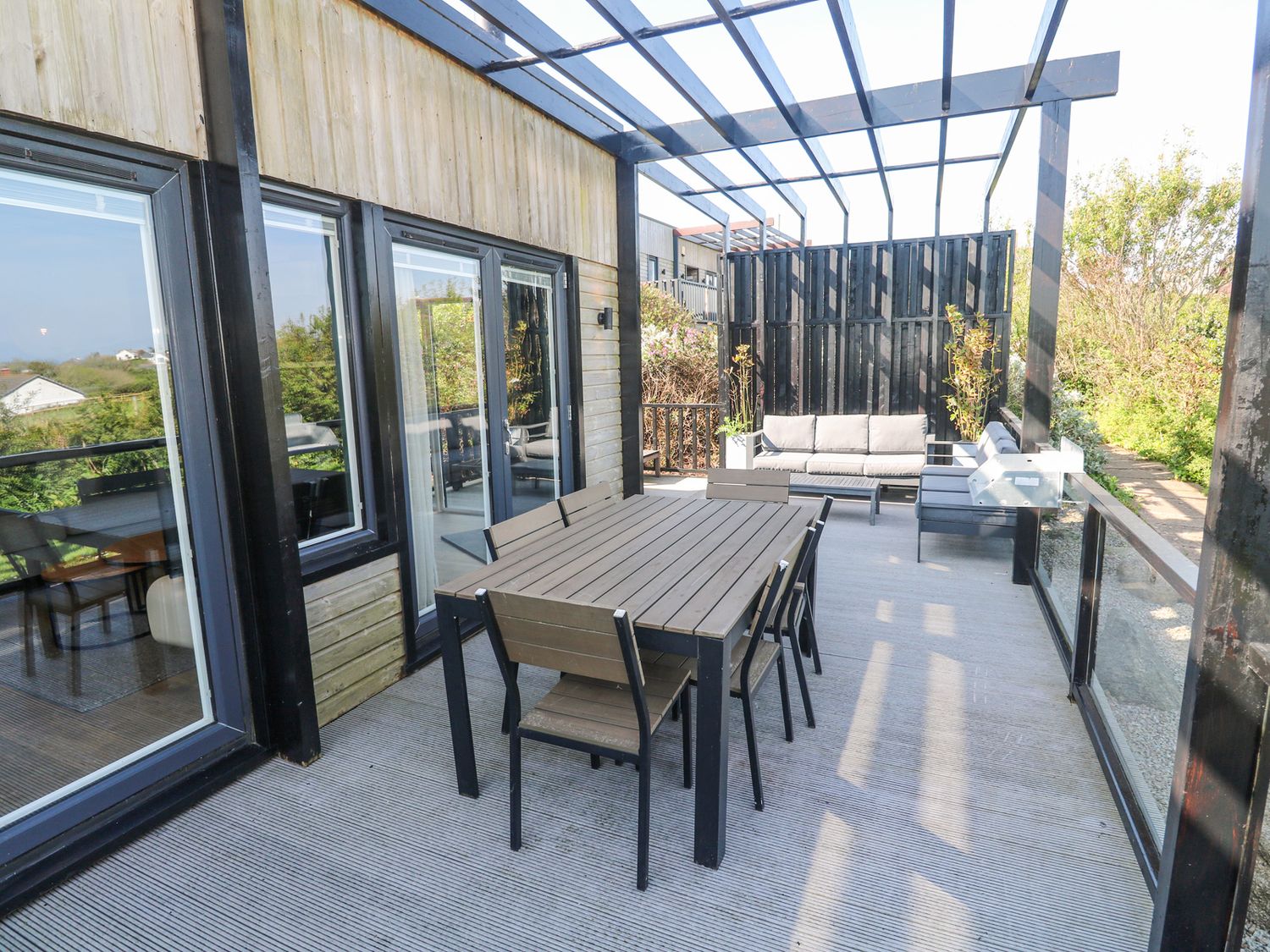 Bay View in Portreath, Cornwall. Single-storey. Sea views. Hot tub. Pet-friendly. On-site facilities