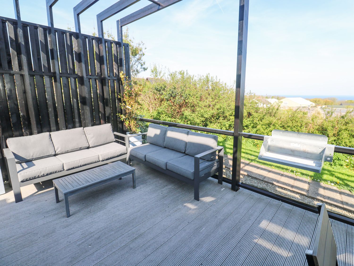 Bay View in Portreath, Cornwall. Single-storey. Sea views. Hot tub. Pet-friendly. On-site facilities