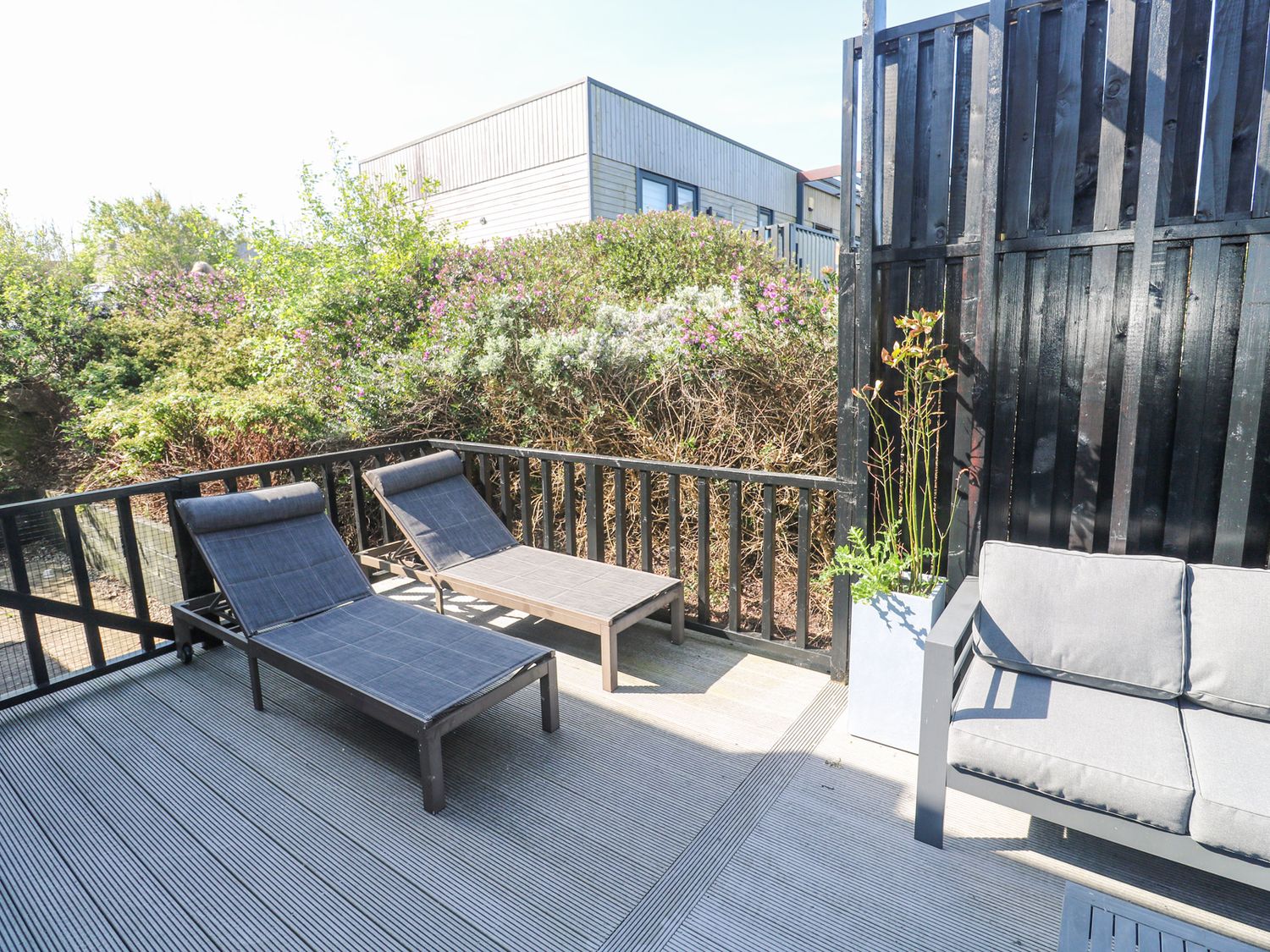 Bay View in Portreath, Cornwall. Single-storey. Sea views. Hot tub. Pet-friendly. On-site facilities