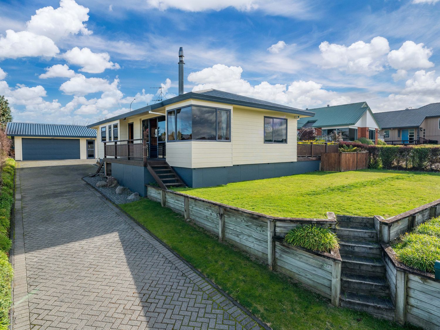 Getaway on Grove - Lake Taupo Holiday Home                     photo 2