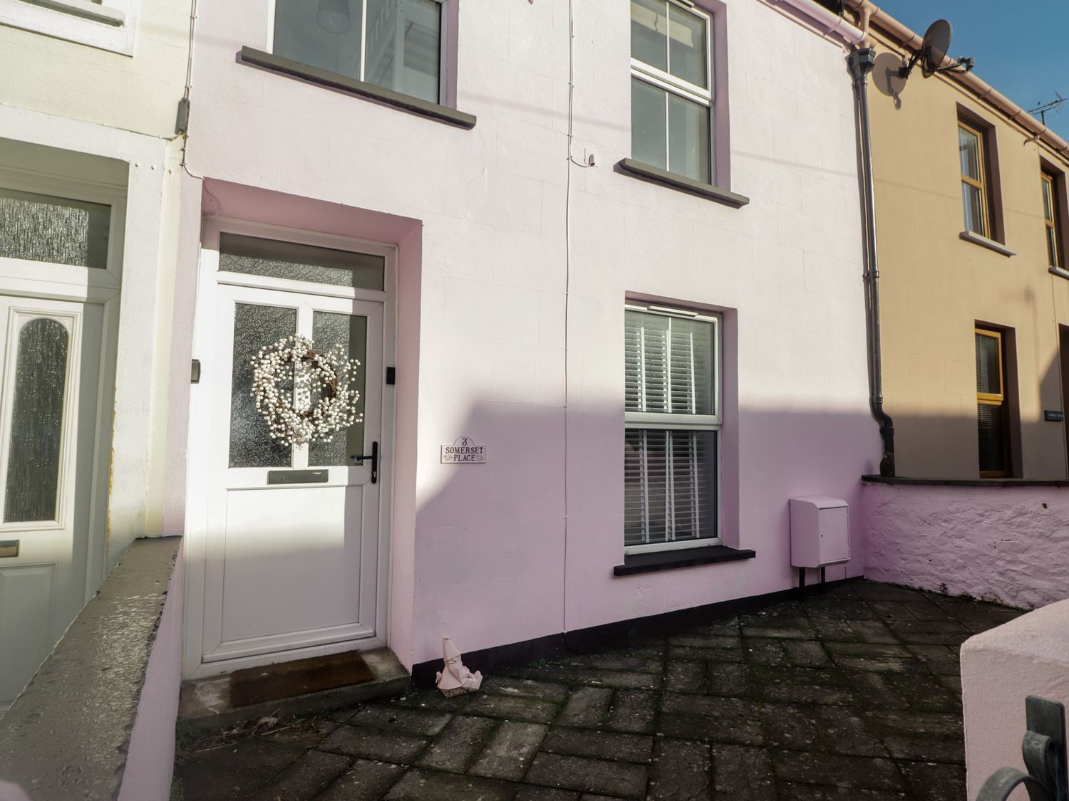 3 Somerset Place, three-storey terrace with wood-fired hot tub and near beach, Tenby, Pembrokeshire.