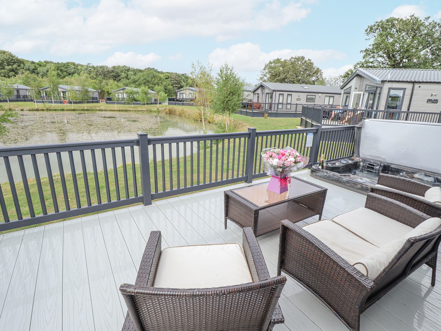 Sunset Lodge in Woodhall Spa, Lincolnshire. Decking. Hot tub. Barbecue. Pet-friendly. TV.