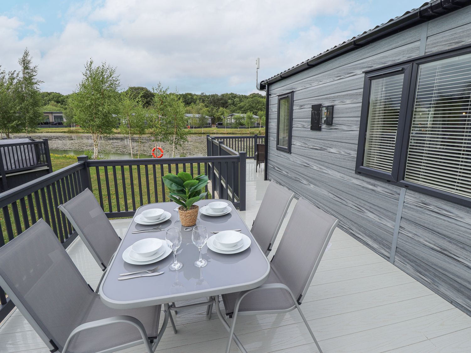 Sunset Lodge in Woodhall Spa, Lincolnshire. Decking. Hot tub. Barbecue. Pet-friendly. TV.