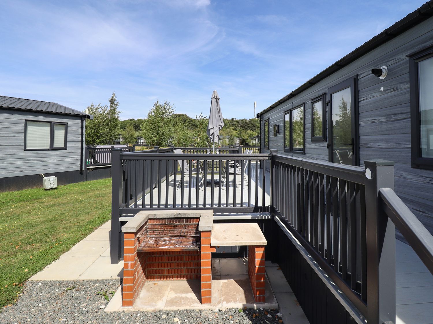 Sunset Lodge in Woodhall Spa, Lincolnshire. Decking. Hot tub. Barbecue. Pet-friendly. TV.