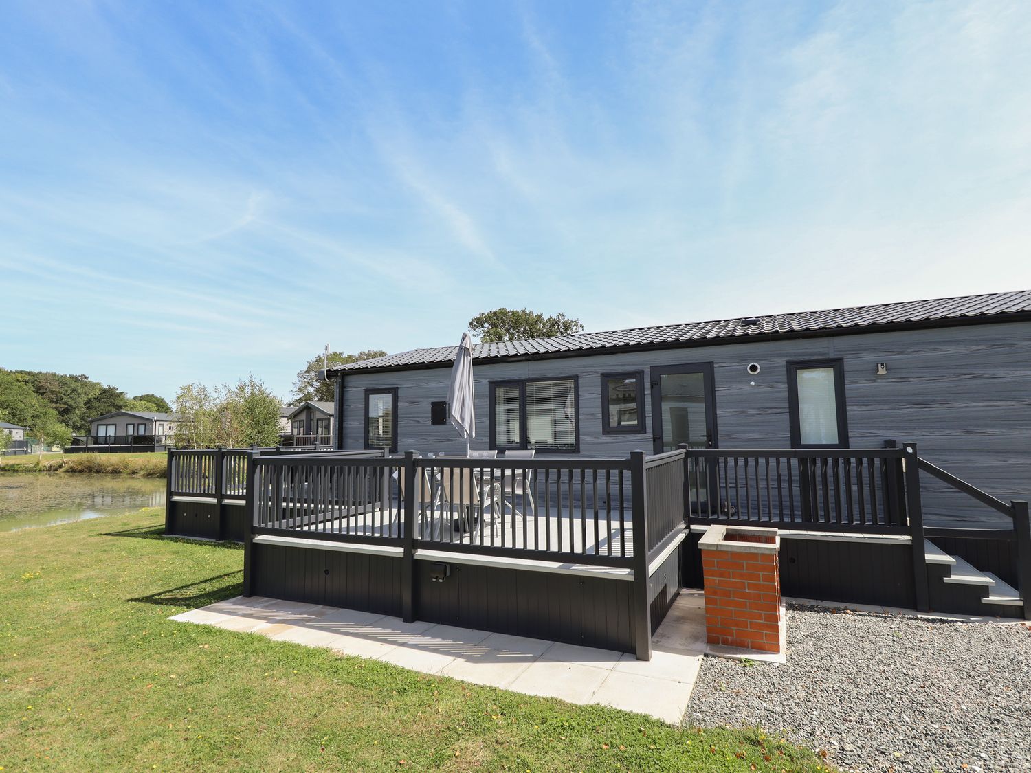 Sunset Lodge in Woodhall Spa, Lincolnshire. Decking. Hot tub. Barbecue. Pet-friendly. TV.