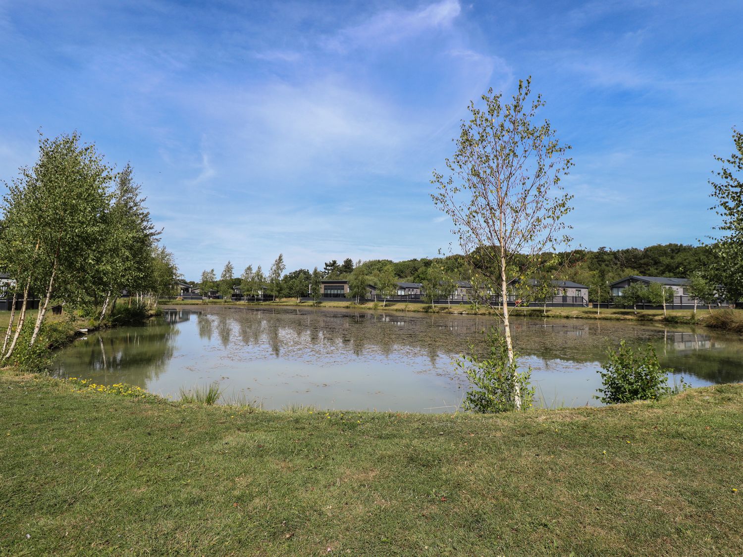 Sunset Lodge in Woodhall Spa, Lincolnshire. Decking. Hot tub. Barbecue. Pet-friendly. TV.