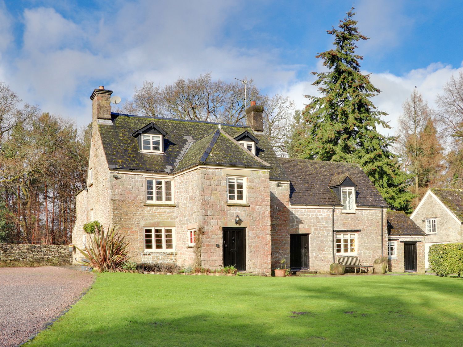 Danby Lodge, Yorkley, Gloucestershire. Swimming pool. Pet-friendly. Library. Cinema room. 6 bedrooms