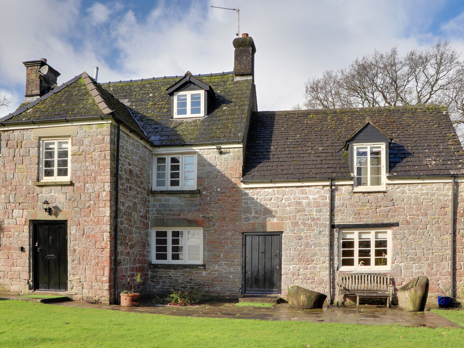 Danby Lodge, Yorkley, Gloucestershire. Swimming pool. Pet-friendly. Library. Cinema room. 6 bedrooms