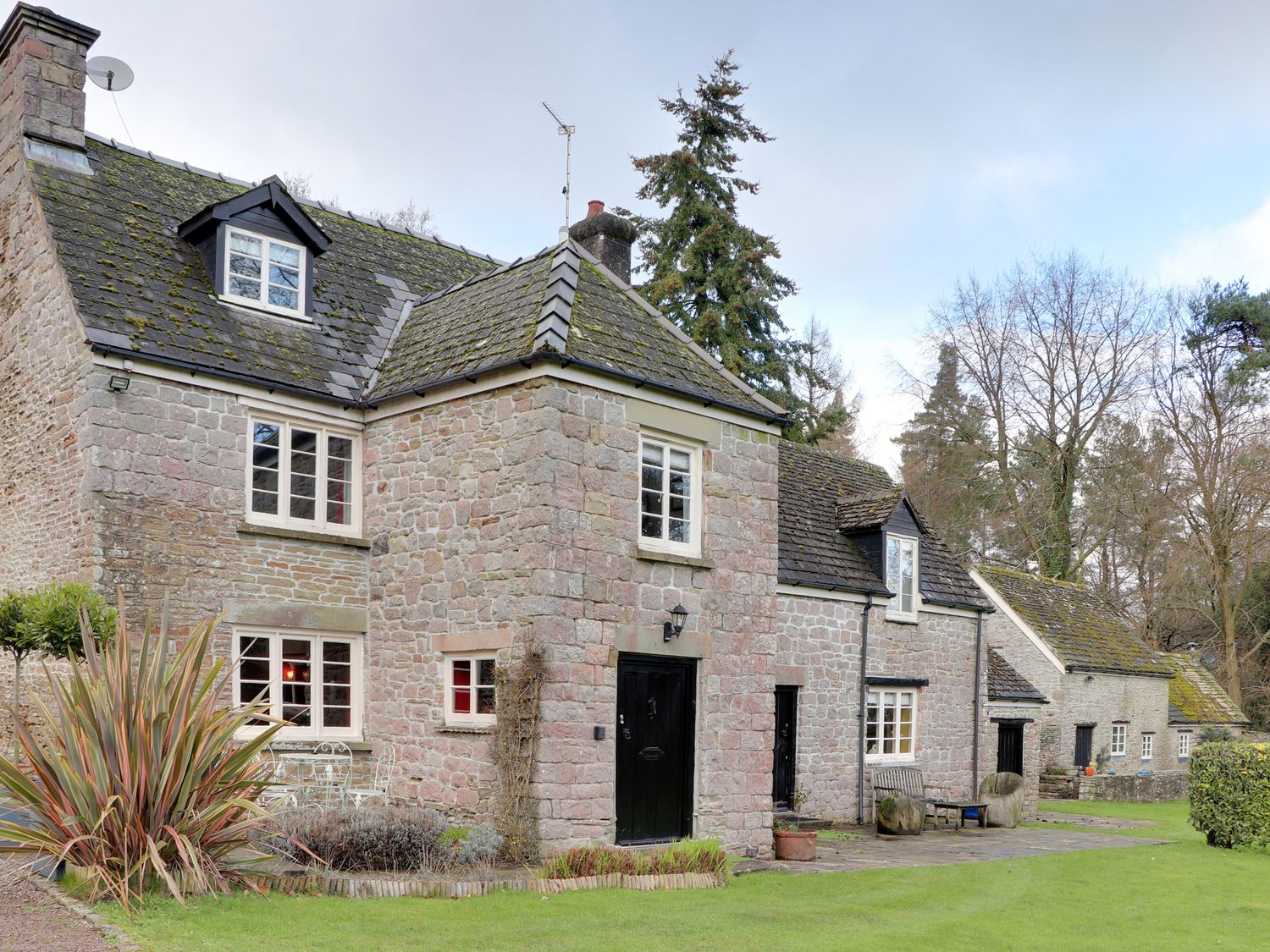 Danby Lodge, Yorkley, Gloucestershire. Swimming pool. Pet-friendly. Library. Cinema room. 6 bedrooms