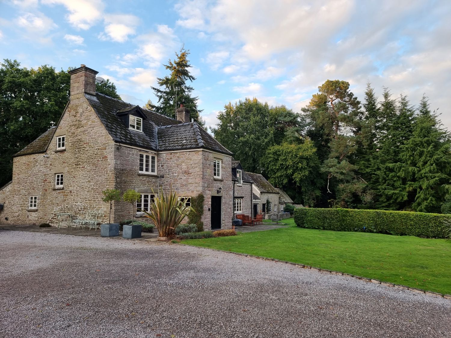 Danby Lodge, Yorkley, Gloucestershire. Swimming pool. Pet-friendly. Library. Cinema room. 6 bedrooms