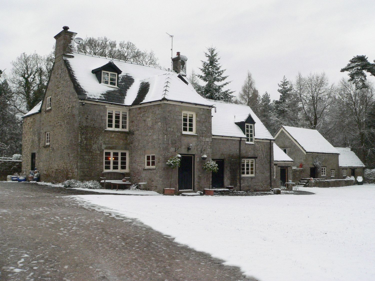 Danby Lodge, Yorkley, Gloucestershire. Swimming pool. Pet-friendly. Library. Cinema room. 6 bedrooms