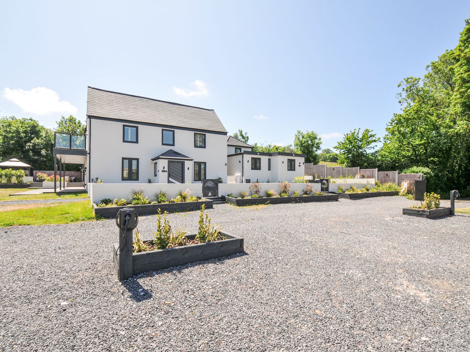 Boathyde, Northam, Devon. Hot tub. Off-road parking. Near beach. Smart TV. Enclosed garden. En-suite
