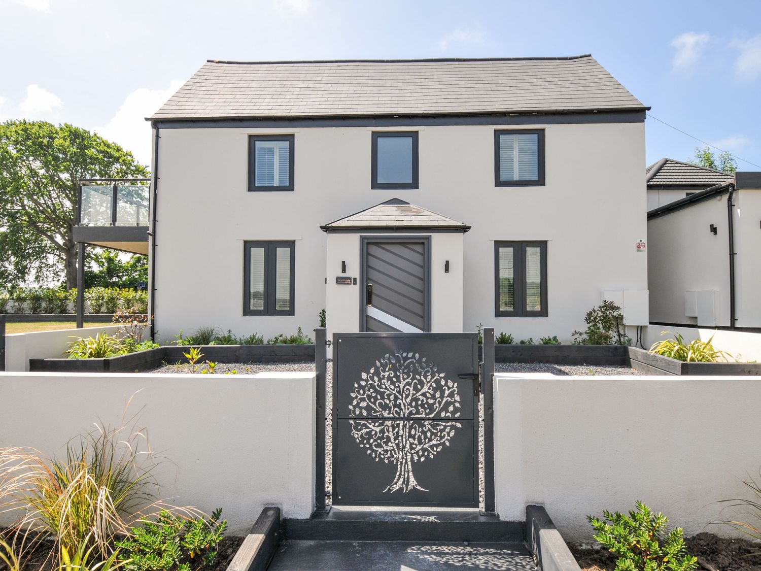 Boathyde, Northam, Devon. Hot tub. Off-road parking. Near beach. Smart TV. Enclosed garden. En-suite