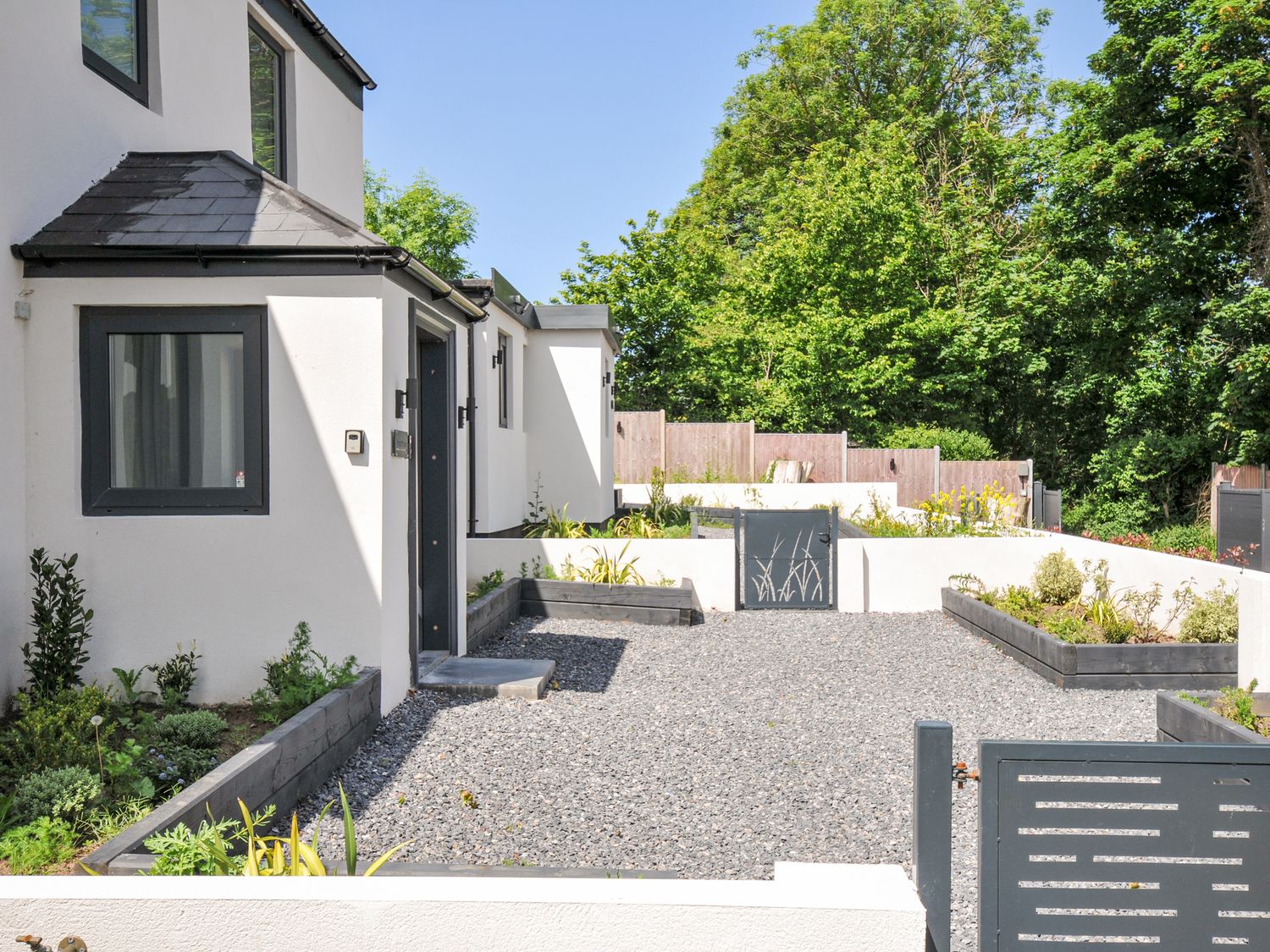 Boathyde, Northam, Devon. Hot tub. Off-road parking. Near beach. Smart TV. Enclosed garden. En-suite