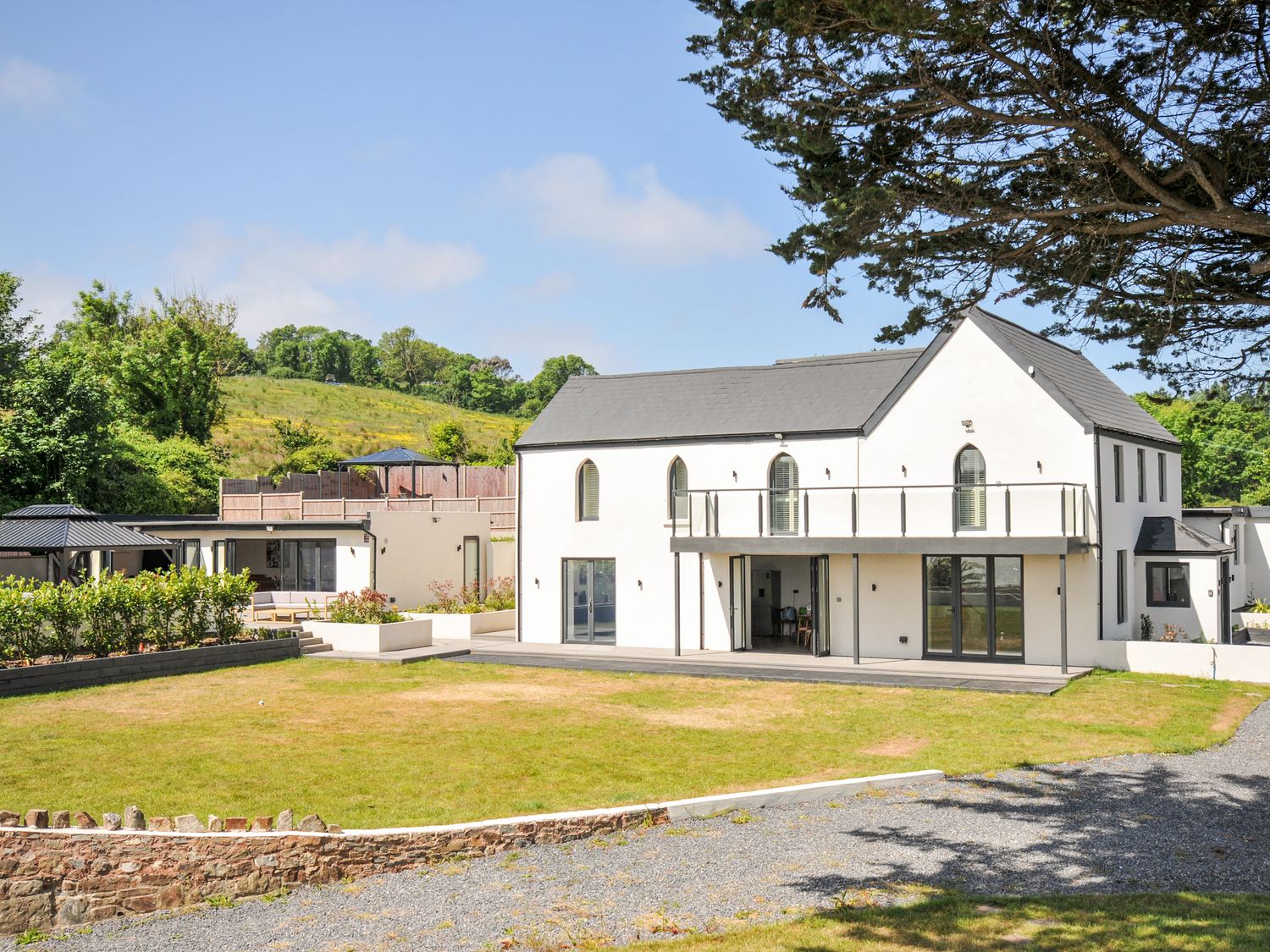 Boathyde, Northam, Devon. Hot tub. Off-road parking. Near beach. Smart TV. Enclosed garden. En-suite