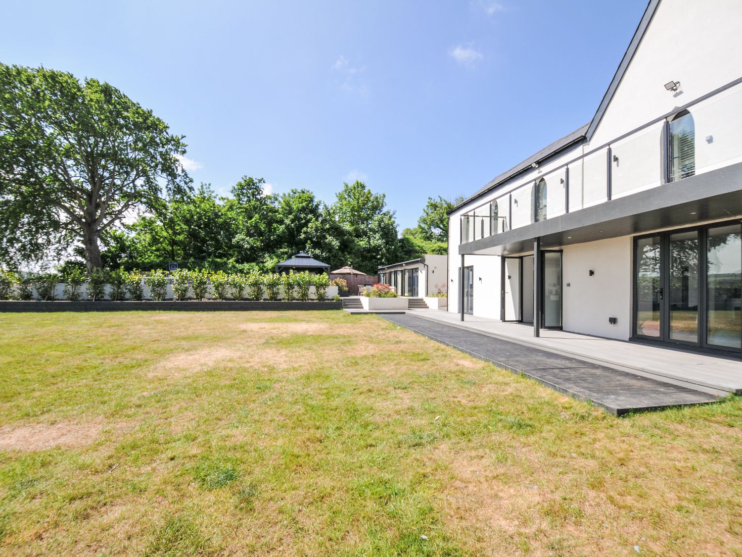 Boathyde, Northam, Devon. Hot tub. Off-road parking. Near beach. Smart TV. Enclosed garden. En-suite
