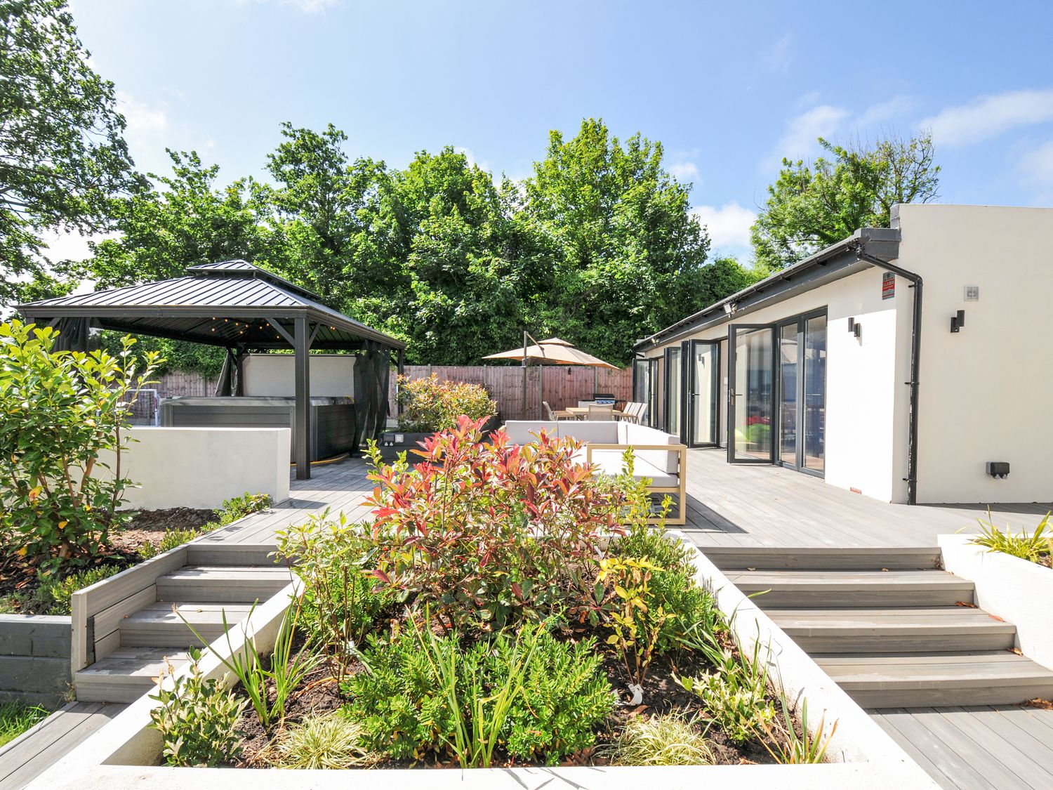 Boathyde, Northam, Devon. Hot tub. Off-road parking. Near beach. Smart TV. Enclosed garden. En-suite