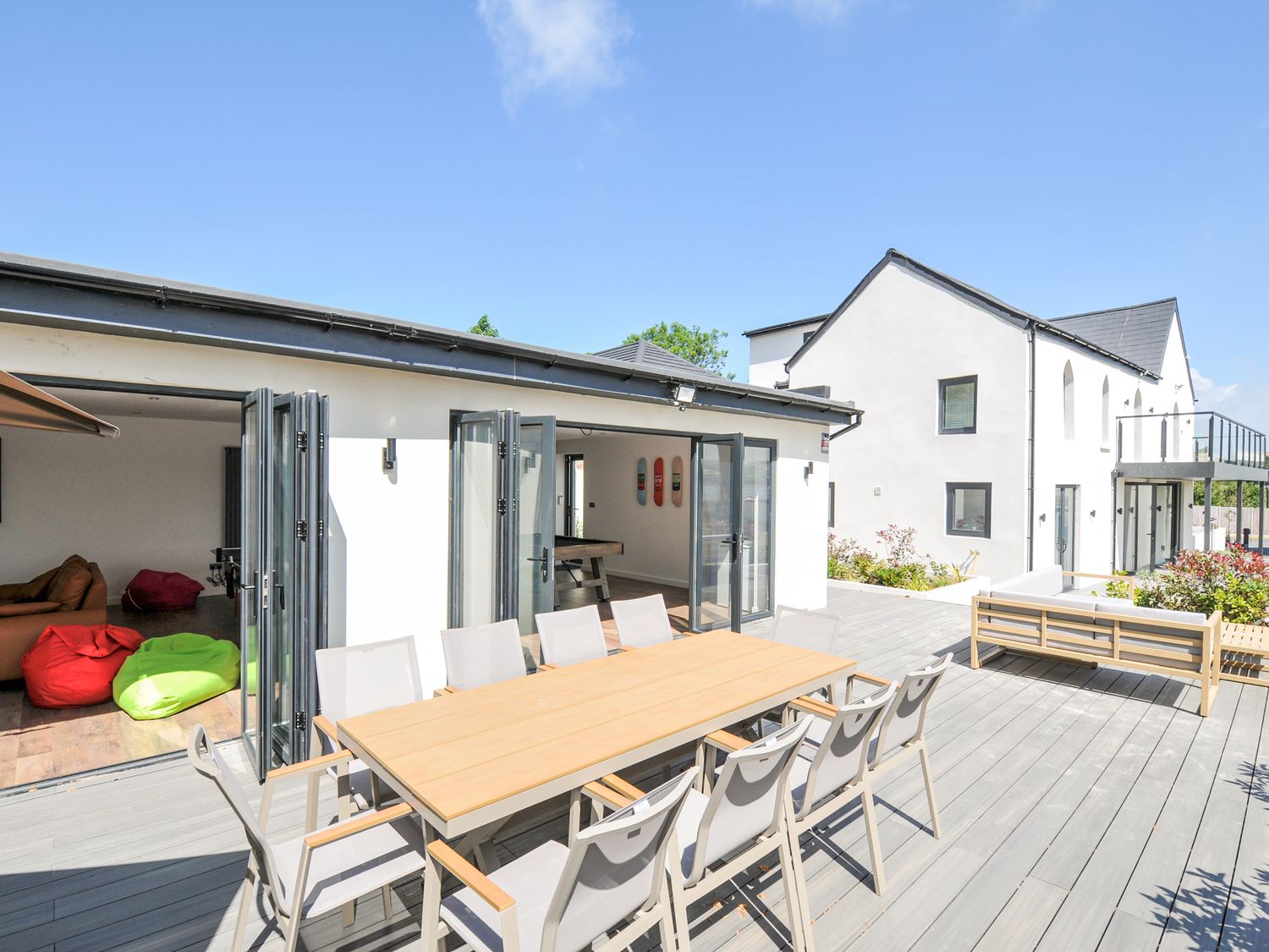 Boathyde, Northam, Devon. Hot tub. Off-road parking. Near beach. Smart TV. Enclosed garden. En-suite