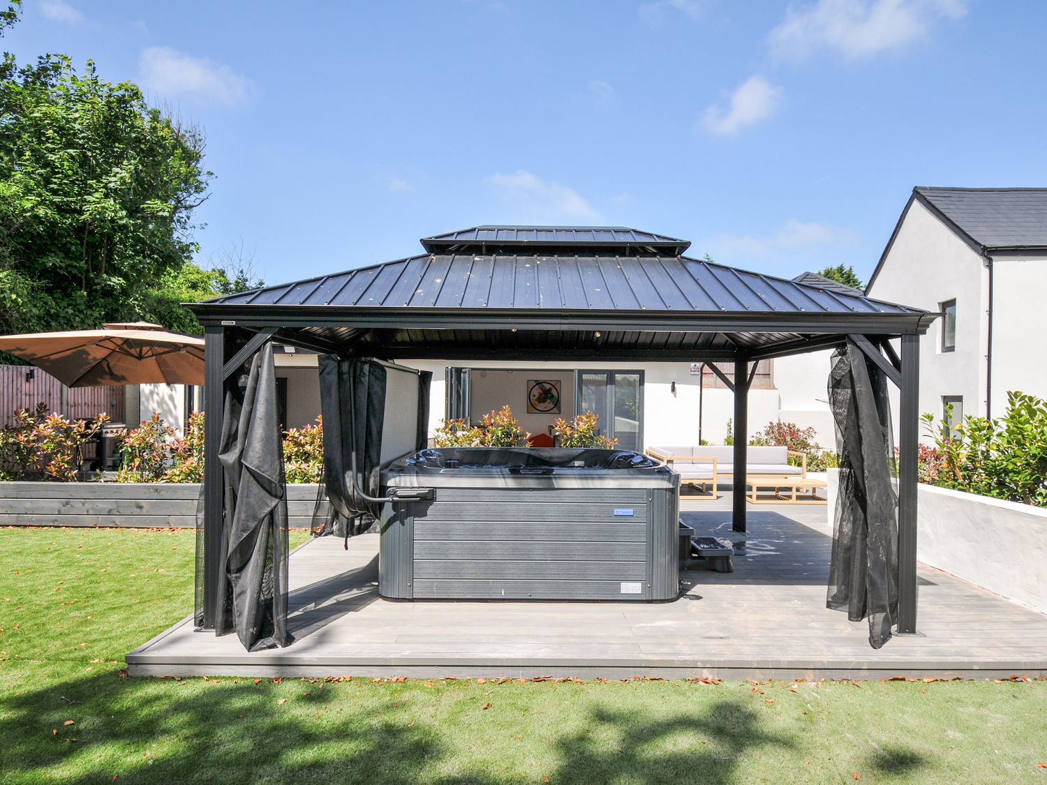 Boathyde, Northam, Devon. Hot tub. Off-road parking. Near beach. Smart TV. Enclosed garden. En-suite