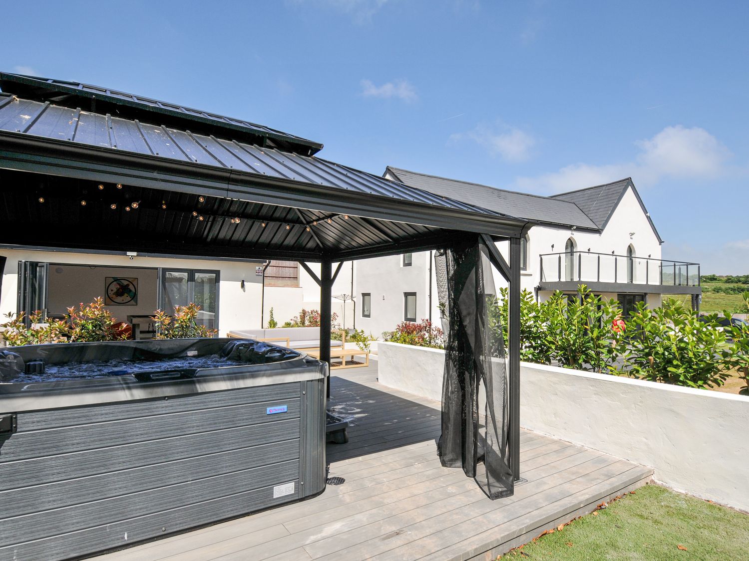 Boathyde, Northam, Devon. Hot tub. Off-road parking. Near beach. Smart TV. Enclosed garden. En-suite