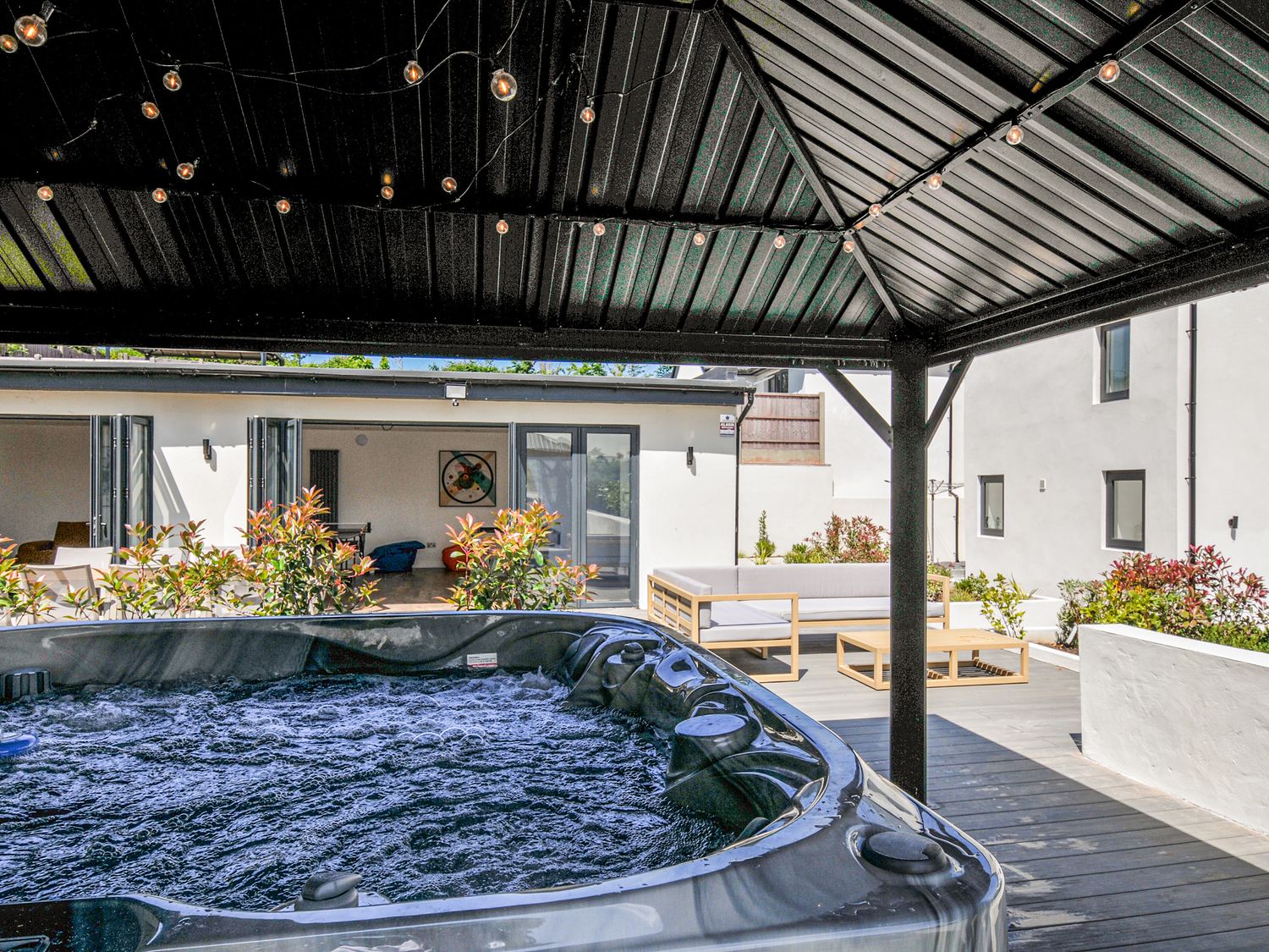 Boathyde, Northam, Devon. Hot tub. Off-road parking. Near beach. Smart TV. Enclosed garden. En-suite